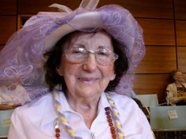 Défilé de chapeaux et accessoires