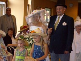 Défilé de chapeaux et accessoires